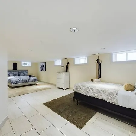Hot Tub Haven With Private Garage Chicago
