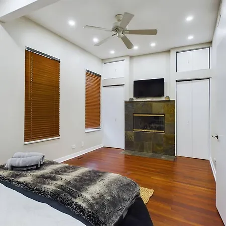 Hot Tub Haven With Private Garage * Chicago