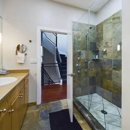 Apartment Hot Tub Haven With Private Garage *