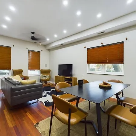 Hot Tub Haven With Private Garage Chicago
