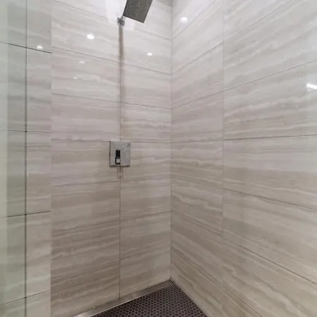 Stunning 5br In Heart Of With 2 Rooftops *