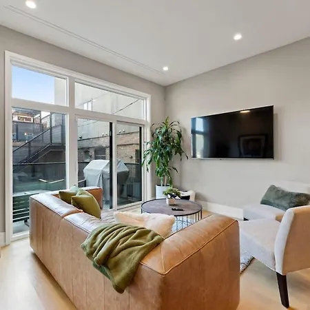Holiday home Stunning 5br In Heart Of With 2 Rooftops