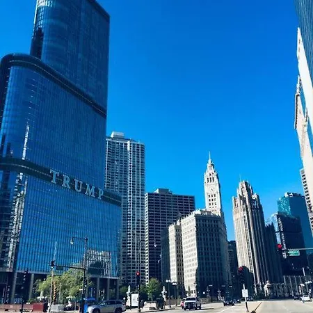 Entire In Heart Of Lincoln Park & Sea And * Chicago