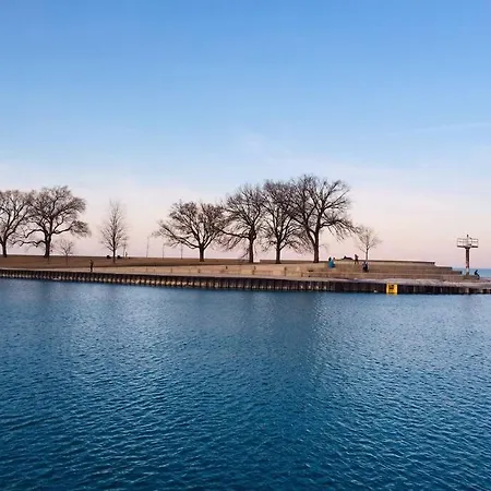 Entire In Heart Of Lincoln Park & Sea And Chicago