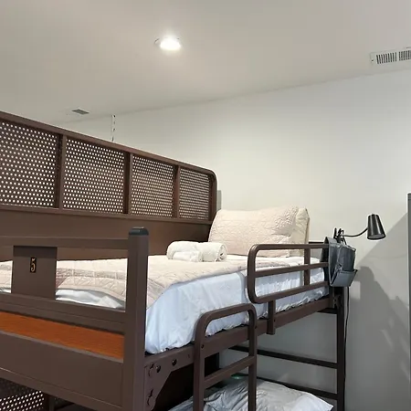 Stay Chicago Hostel *
