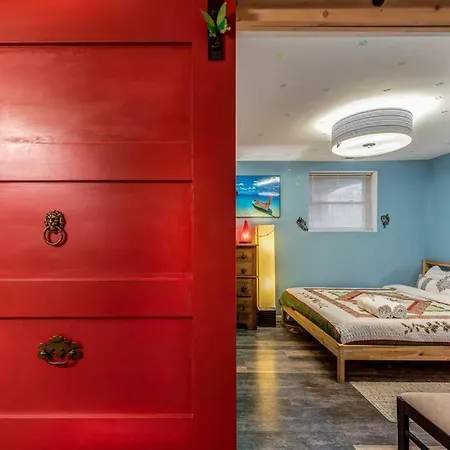 Near Uchicago & Metra & Hot Tub & Jacuzzi Escape * Chicago