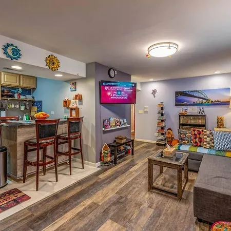 Near Uchicago & Metra & Hot Tub & Jacuzzi Escape Apartment Chicago