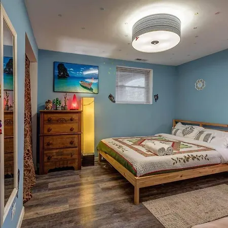 Near Uchicago & Metra & Hot Tub & Jacuzzi Escape *