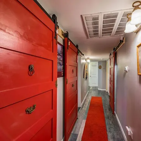 Near Uchicago & Metra & Hot Tub & Jacuzzi Escape Apartment Chicago