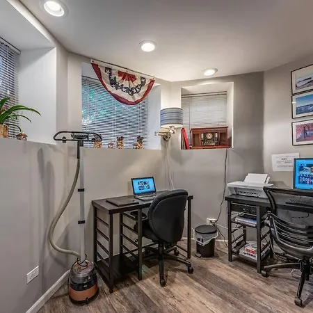 Near Uchicago & Metra & Hot Tub & Jacuzzi Escape Apartment Chicago