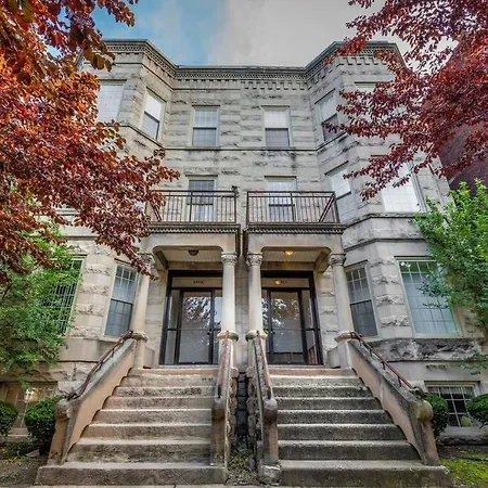 Apartment Near Uchicago & Metra & Hot Tub & Jacuzzi Escape