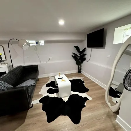 Apartment Budget-friendly Getaway Chicago