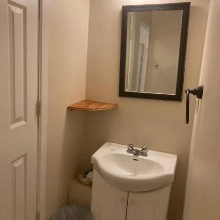 Queen Bed With Private Ensuite Bathroom In Lakeview - 3d *