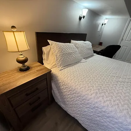 Close To Downtown - Free Parking Homestay *