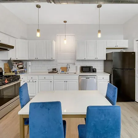 Heart Of 4 Bedroom Apartment Chicago