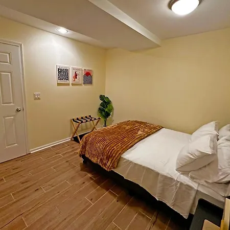 Spacious And Modern 3bd 2ba Home- Garage Parking! Apartment Chicago