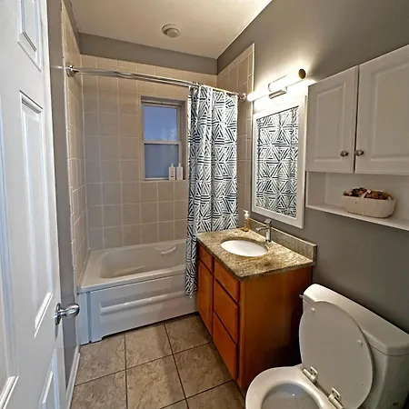 Apartment Spacious And Modern 3bd 2ba Home- Garage Parking! *