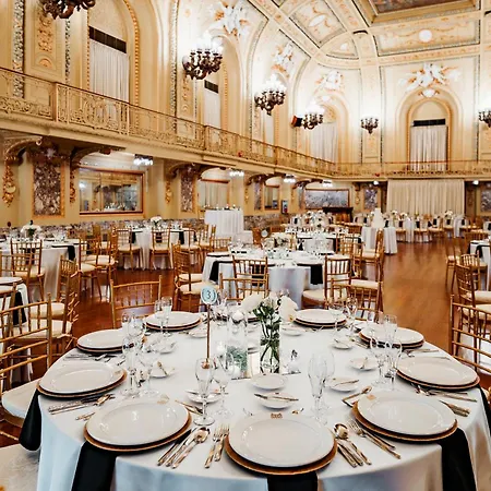 Congress Plaza Hotel 3*