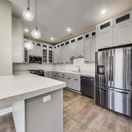 Luxury 3 Bedroom In Bronzeville Apartment *