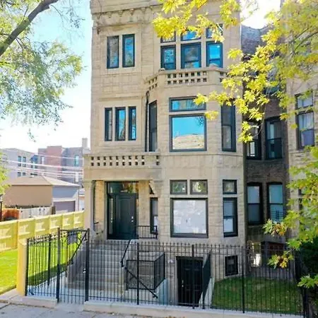 Luxury 3 Bedroom In Bronzeville Apartment *