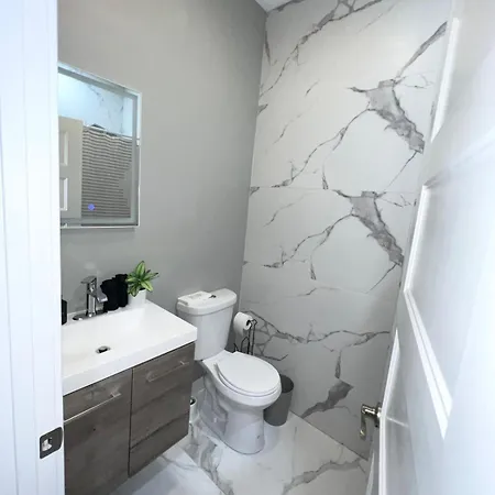 Luxury 3 Bedroom In Bronzeville Apartment *