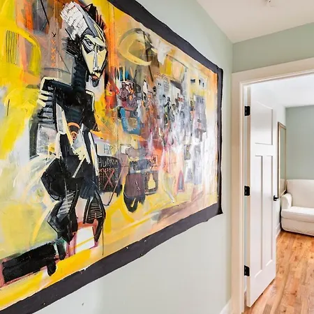 Modern Townhouse With Contemporary African Art Holiday home Chicago