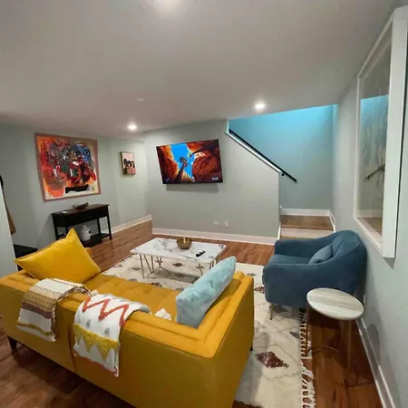 Modern Townhouse With Contemporary African Art Holiday home Chicago