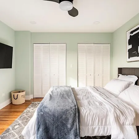 Holiday home Modern Townhouse With Contemporary African Art Chicago