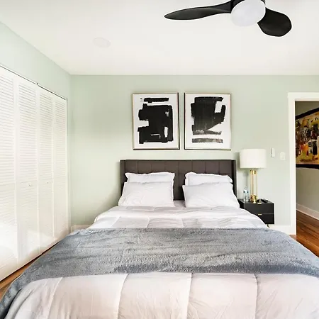 Modern Townhouse With Contemporary African Art * Chicago