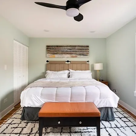 Modern Townhouse With Contemporary African Art Holiday home Chicago