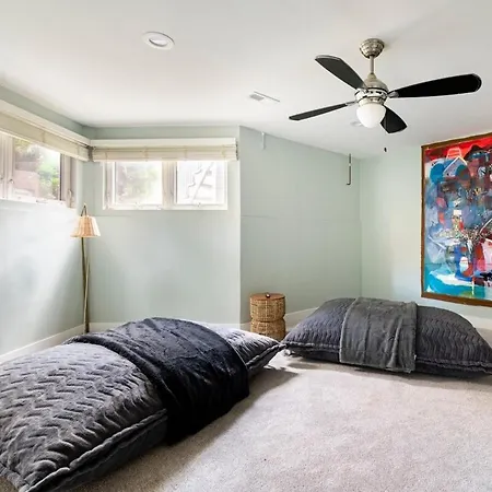 Holiday home Modern Townhouse With Contemporary African Art