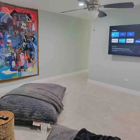 Holiday home Modern Townhouse With Contemporary African Art Chicago