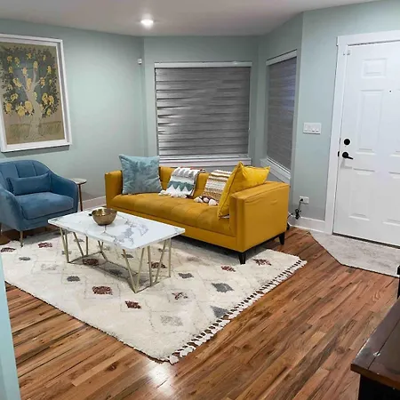 Modern Townhouse With Contemporary African Art Holiday home Chicago