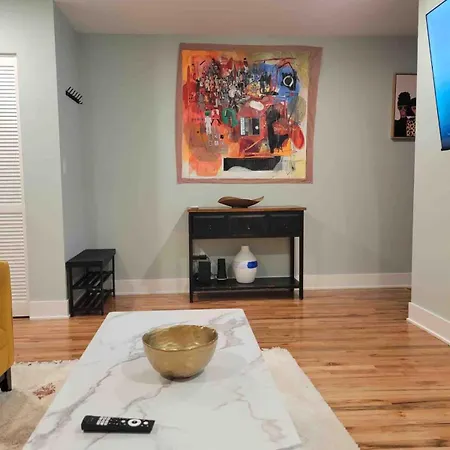 Modern Townhouse With Contemporary African Art Holiday home *