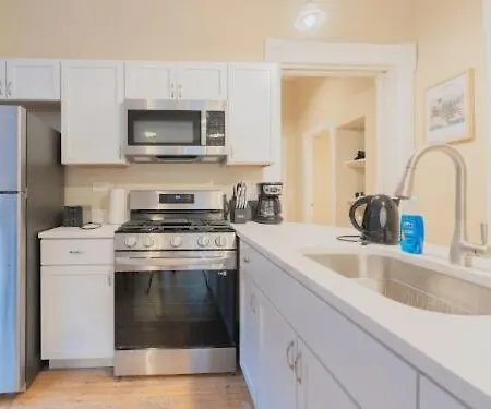 Stylish 3br Near Wrigley Field & Lincoln Park Apartment