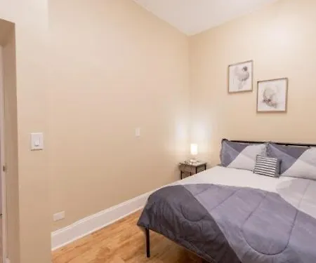 Stylish 3br Near Wrigley Field & Lincoln Park Apartment