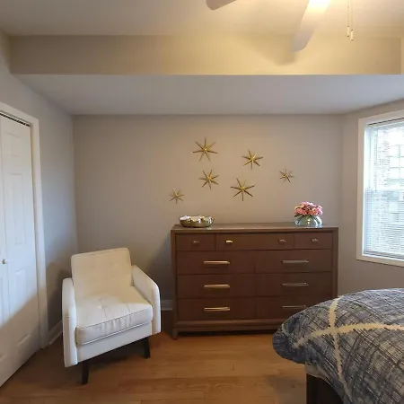 Beautiful Big 3 Bedroom Quiet Near Downtown Apartment *