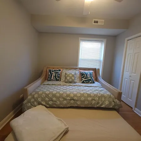 Beautiful Big 3 Bedroom Quiet Near Downtown Apartment