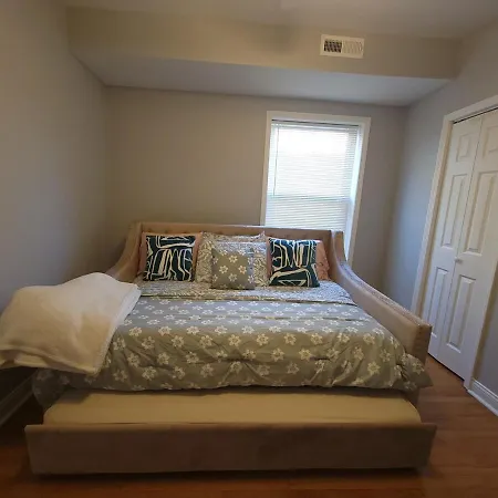 Beautiful Big 3 Bedroom Quiet Near Downtown Apartment *