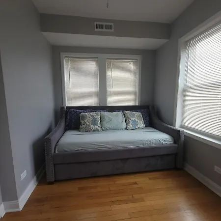 Beautiful Big 3 Bedroom Quiet Near Downtown Apartment *