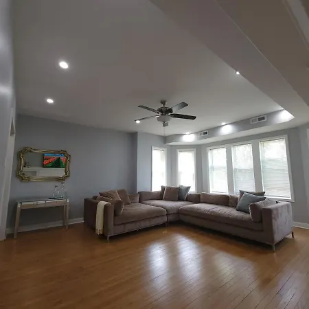 Apartment Beautiful Big 3 Bedroom Quiet Near Downtown *
