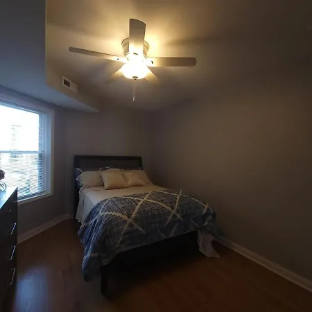 Beautiful Big 3 Bedroom Quiet Near Downtown *