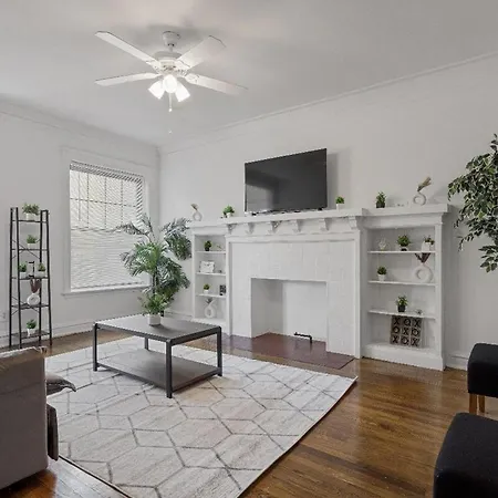 Charming 3br Escape In The Heart Of Hyde Park Apartment Chicago