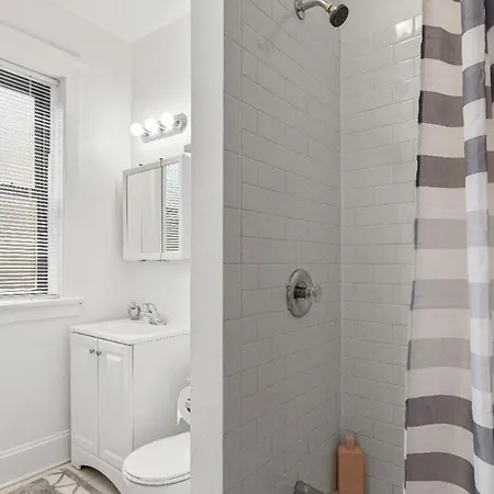 Charming 3br Escape In The Heart Of Hyde Park Chicago