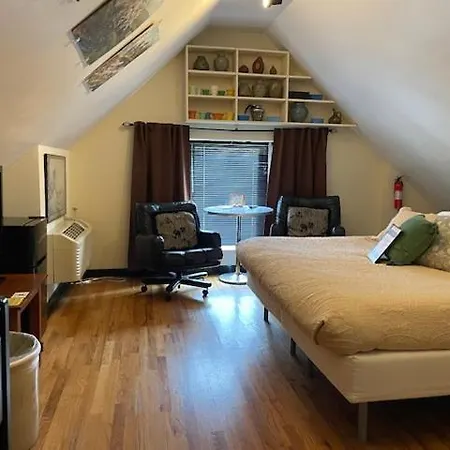 Ray's Bucktown Bed & Breakfast