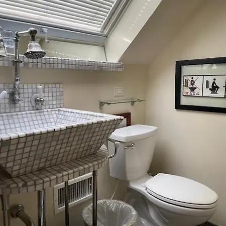 Ray's Bucktown Bed & Breakfast 3*