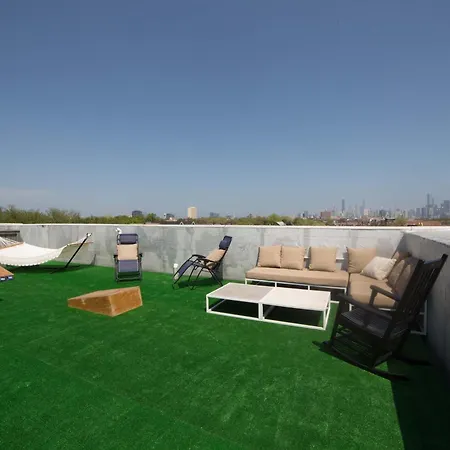 Large 4-bedroom Upscale W Rooftop Apartment *