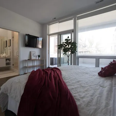 Large 4-bedroom Upscale W Rooftop *