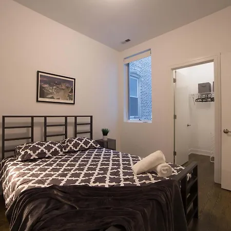 Large 4-bedroom Upscale W Rooftop