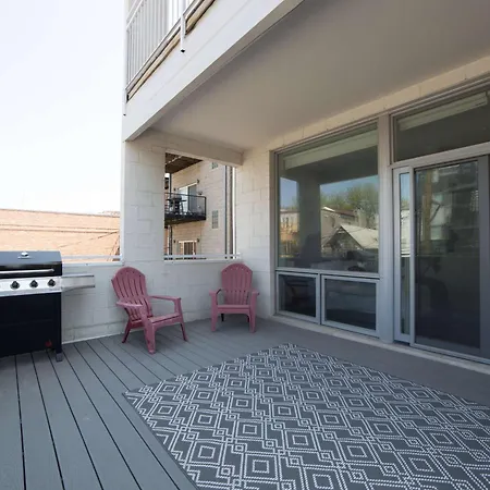 Large 4-bedroom Upscale W Rooftop Apartment